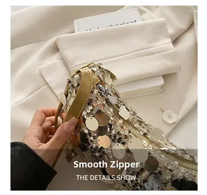 Détail de la fermeture éclair fluide et des paillettes sur ce sac à bandoulière chic