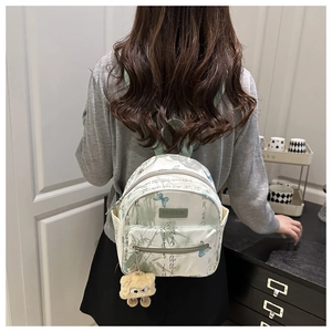 Détail du mini sac à dos avec motifs bambou et un porte-clés en peluche original