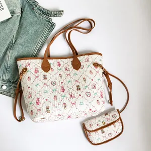 Détail du sac cabas matelassé crème et sa pochette avec motifs mignons imprimés
