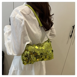 Détail du sac à bandoulière à paillettes vert néon avec chaîne et lanière en cuir chic