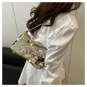 Détail d'un sac à bandoulière à paillettes argentées avec chaîne en métal scintillante