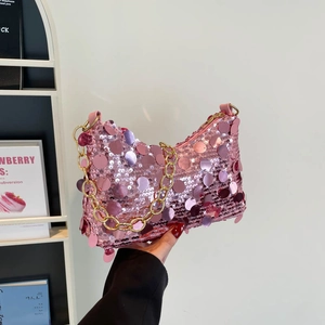 Sac croissant à paillettes roses avec chaîne dorée pour un style chic et tendance