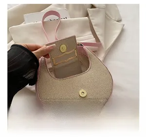 Detalle del cierre magnético dorado y cuero rosa en el bolso de hombro creciente