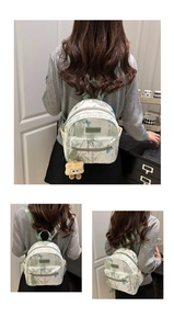 Détail du sac à dos style chinois avec imprimé bambou et pendentif monstre doux
