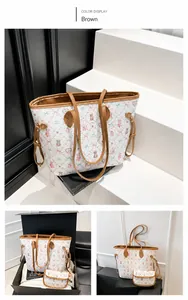 Détail de l'ensemble cabas blanc avec motifs oursons et anses en cuir marron chic