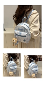 Détail du sac à dos à imprimé papillon floral avec étiquette mode et breloque en peluche
