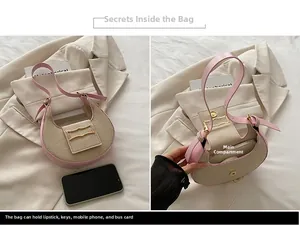 Vista interior del bolso medialuna mostrando espacio para móvil y cosméticos