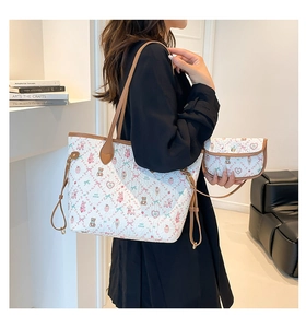 Détail du grand sac cabas blanc matelassé avec motifs cartoon et lanières en cuir
