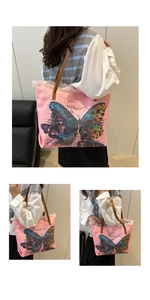 Détail du cabas en toile rose avec imprimé papillon et bords à franges effilochés