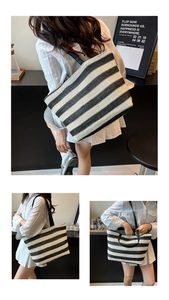 Detail van de zwart-wit gestreepte geweven shopper met zwarte leren schouderbanden