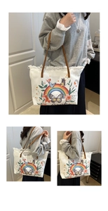 Détail du sac cabas en toile blanche avec broderie arc-en-ciel et bord à franges