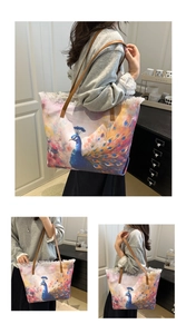 Détail de l'imprimé paon coloré et pompons blancs sur grand sac cabas en toile