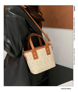 Detail der Monogramm-Beuteltasche mit Ledergriffen und Metallschultergurt-Haken
