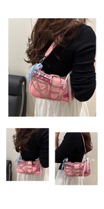 Vues détaillées du sac Y2K rose avec rivets étoiles et nœud à carreaux bleu clair
