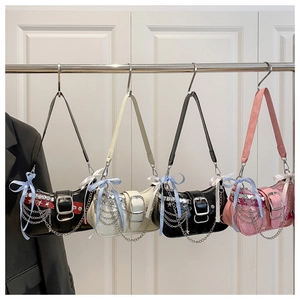 Détail de sacs à bandoulière punk vintage avec rivets en étoile et franges chaînées