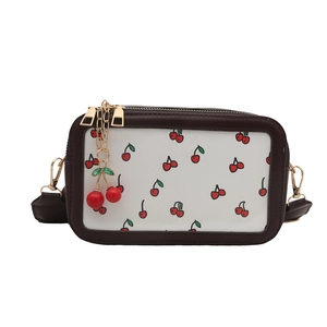 Borsa a tracolla vintage con stampa ciliegia, bordi marroni e ciondolo ciliegia 3D su bianco