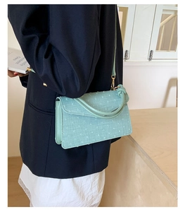 Détail du petit sac bandoulière carré en tissu vert menthe avec boucle en métal doré