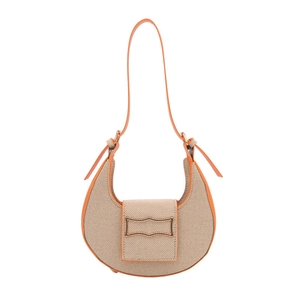 Elegante bolso media luna tejido beige con ribete de cuero naranja y hebilla de metal