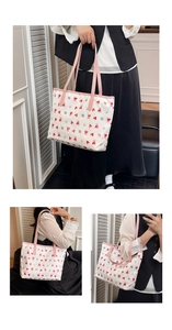 Vue détaillée du sac cabas décontracté avec motifs cœurs et ours et bandoulières roses