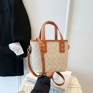 Schicke beige Monogramm Mini-Eimertasche mit braunen Ledergriffen und Schultergurt