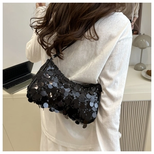 Détails des paillettes noires denses sur un sac à bandoulière rectangulaire de soirée