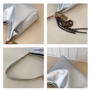 Vistas detalladas del bolso de hombro plateado metalizado con texto de moda y colgantes