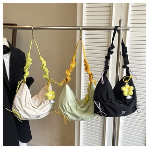 Sacs hobo en nylon blanc, vert et noir avec bandoulières froncées et fleur de soleil