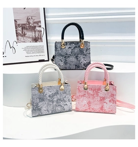Drei elegante Vintage-Taschen in Grau und Rosa mit geflochtenen Griffen auf Podesten
