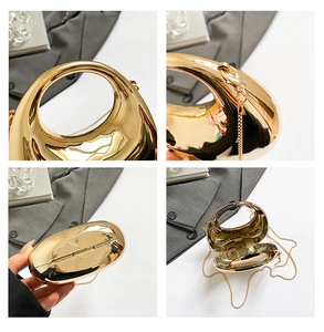 Details der goldenen ovalen Metall-Clutch mit rundem Griff und feiner Kette