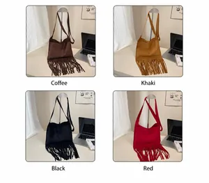 Détails comparatifs des sacs à bandoulière à franges en marron, kaki, noir et rouge