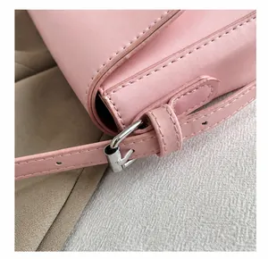 Nahaufnahme der rosa Ledertasche mit feinen Nähten und silberner Schnalle