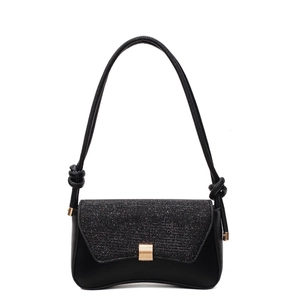Sac baguette noir en cuir avec rabat à paillettes brillantes et boucle métallique