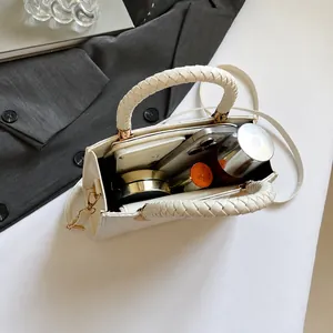 Innenansicht der beigefarbenen Lederhandtasche mit Fokus auf den großen Stauraum