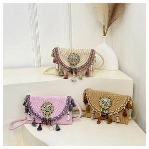Dettaglio di borse a tracolla intrecciate boho con perline colorate e lunghe nappe