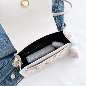 Détail de l'intérieur de la petite sacoche carrée avec son motif floral en tweed chic