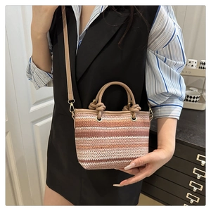 Détail du sac seau tissé coloré avec poignées en cuir et texture artisanale fine