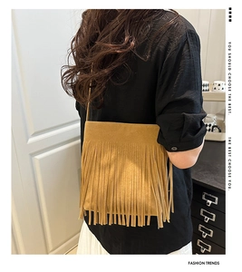 Sac à bandoulière tendance jaune moutarde avec franges et texture en daim sur modèle