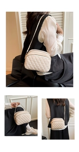 Détails du sac bandoulière beige matelassé avec triple fermeture et chaîne dorée