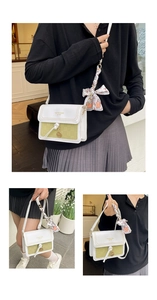 Détail du sac bandoulière à damier vert avec rabat blanc et foulard décoratif en soie