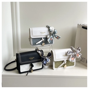 Détail de mini sacs à bandoulière à motif damier et poignées en foulard de soie