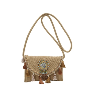 Borsa a tracolla bohémien in paglia con perline mandala colorate e dettagli di frange etniche