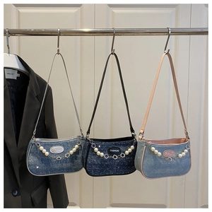 Tres bolsos de hombro de mezclilla en azul y rosa con cadenas de perlas y acabado brillante