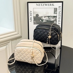 Sacs à bandoulière matelassés noir et beige avec trois compartiments zippés et chaîne dorée
