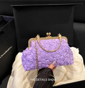 Detail der hellvioletten Abendtasche mit Rosenblatt-Textur und goldenem Griff und Kette