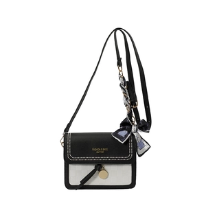 Sac bandoulière tendance noir et blanc avec foulard en soie et détails cloutés dorés