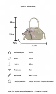 Detalle de las dimensiones del bolso beige de PU con lazo rosa y correa ajustable