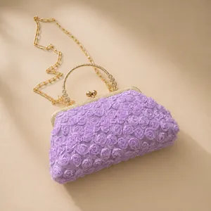 Detailansicht der violetten Spitzen-Abendtasche mit Metallgriff und goldener Kette