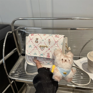 Petit sac à bandoulière blanc avec motifs de dessins animés et pendentif ours
