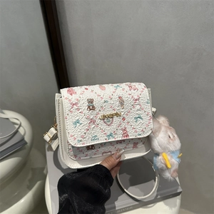 Sac bandoulière crème pour femme avec imprimé floral, ours et charm lapin en peluche