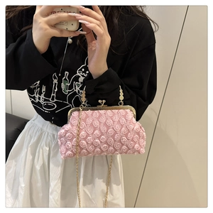 Detailansicht der 3D-Stoffrosen in Rosa und goldener Verschluss der Handtasche